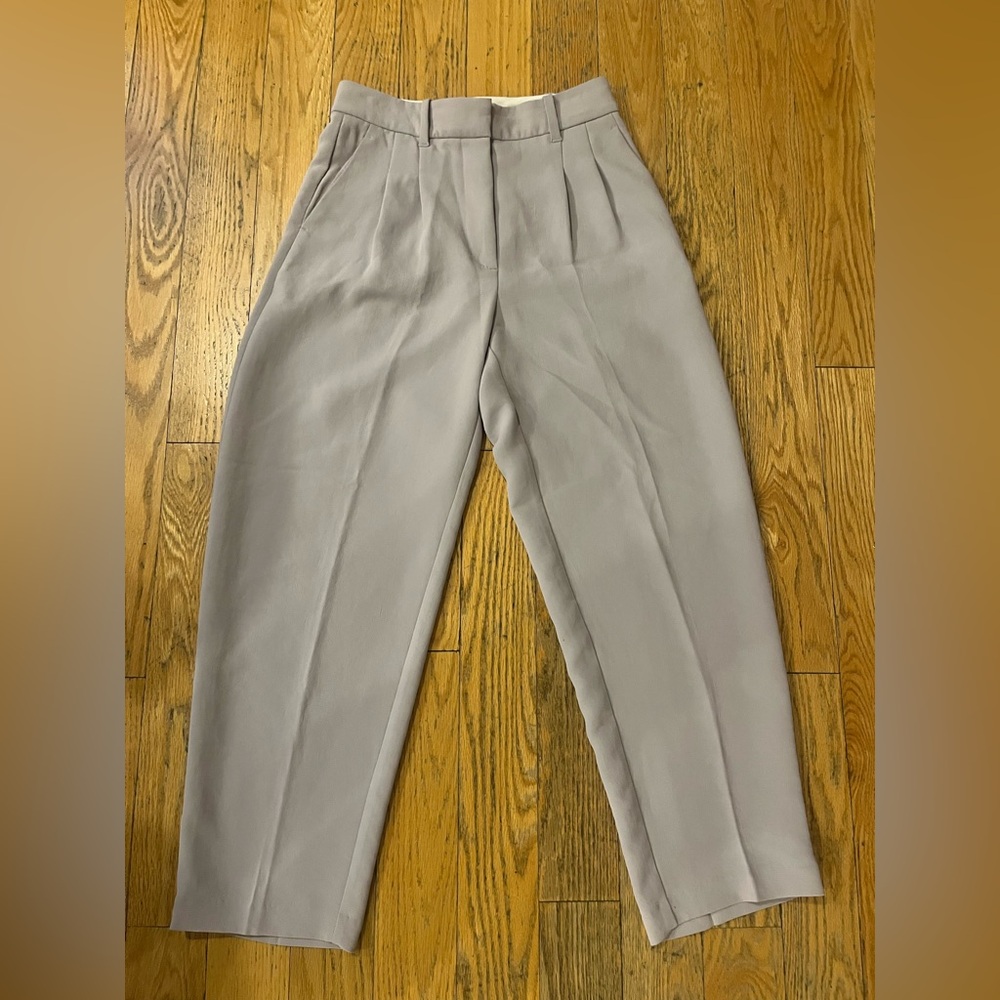 Aritzia Carrot Pant size 4 in grey purple